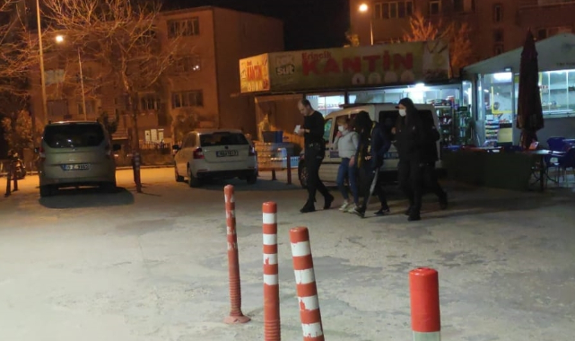 Bursa'da Hırsızlık Suçundan Aranan 2 Kişi Hırsızlık Yaparken Yakalandı