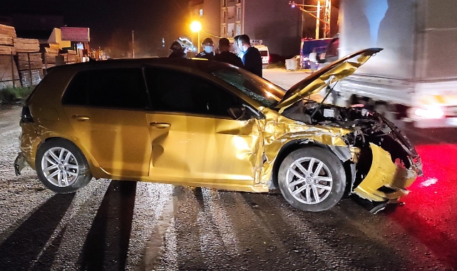 Hafif Ticari Araçla Otomobil Çarpıştı, 8 Yaralı