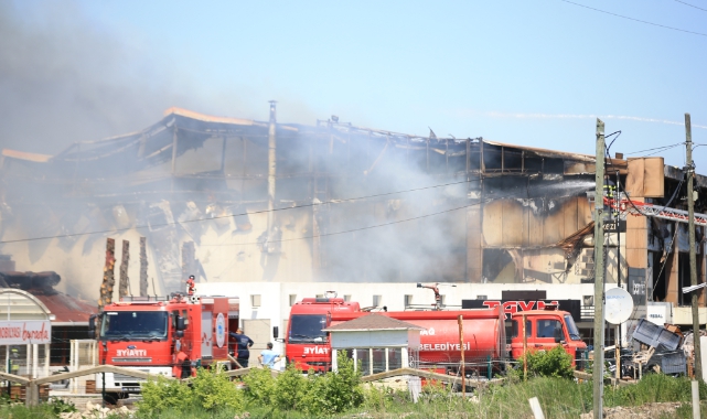 Mobilya fabrikasında çıkan yangın söndürüldü