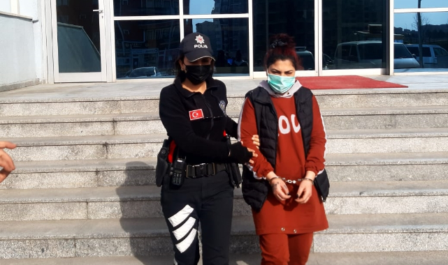 Oğlunun Kavga Ettiği Kadını Boynundan Bıçakladı