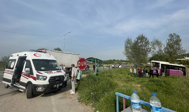 Sakarya'da Kamyon Özel Halk Otobüsüne Çarptı, 11Yaralı