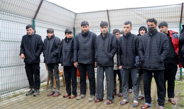 Yunanistan'ın Yarı Çıplak Geri İttiği Göçmenlere Türkiye Merhamet Gösterdi