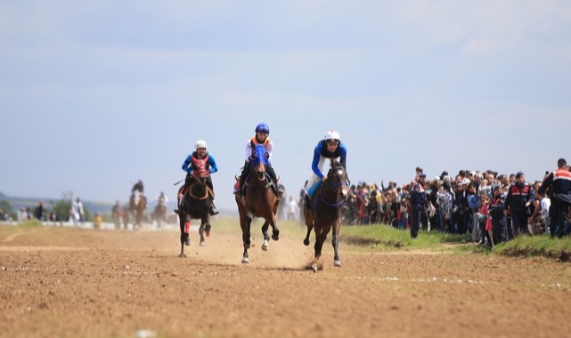 3 Kategoride At Yarışları Düzenlendi