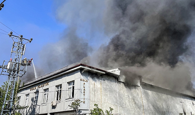 Arnavutköy'de Plastik Fabrikasında Yangın Çıktı