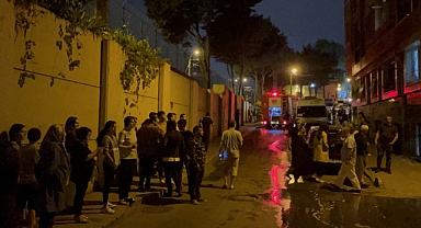 Bayrampaşa'da 5 Katlı Binanın Çatısında Yangın Çıktı