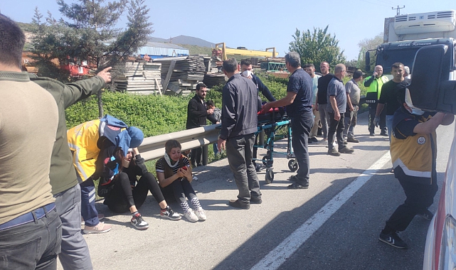 Bursa'da Otomobil Bariyere Çarptı, 4 Yaralı