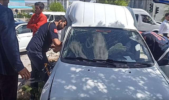 Elazığ'da Otomobille Hafif Ticari Araç Çarpıştı, 4 Yaralı