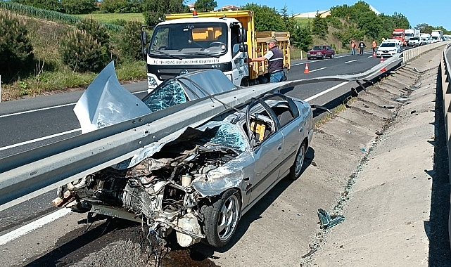 Feci Kaza! Otomobil Bariyerin Arasına Sıkıştı