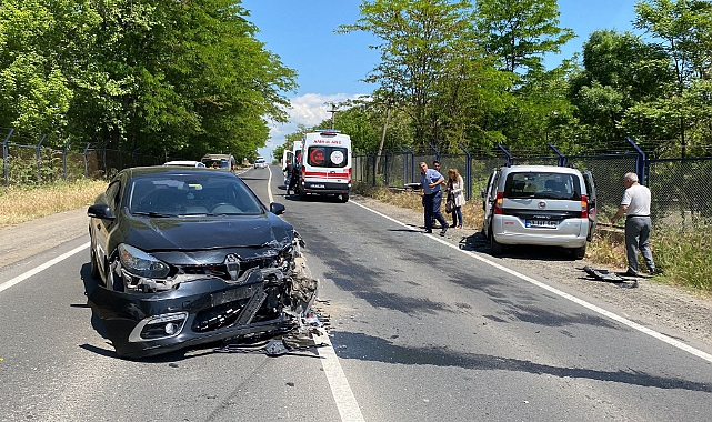 Hafif Ticari Araçla Otomobil Çarpıştı, 1’i Bebek 4 Yaralı