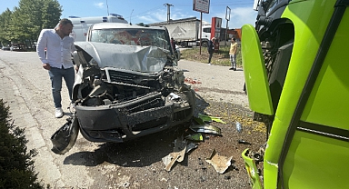 Kocaeli'de Halk Otobüsü Hafif Ticari Araçla Çarpıştı, 4 Yaralı