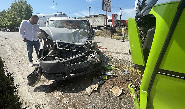 Kocaeli'de Halk Otobüsü Hafif Ticari Araçla Çarpıştı, 4 Yaralı