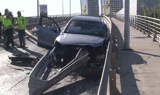 Mardin'de Otomobil Bariyere Saplandı, 3 Yaralı