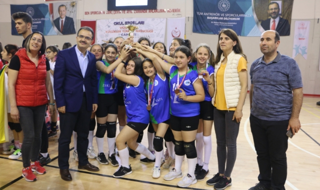 Şahinler Ortaokulu Voleybolda Türkiye Üçüncüsü Oldu