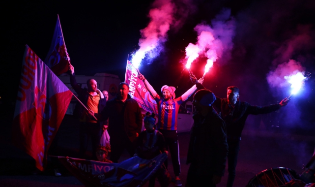 Trabzonspor Taraftarları Şampiyonluğu Kemençe Eşliğinde Kutladı