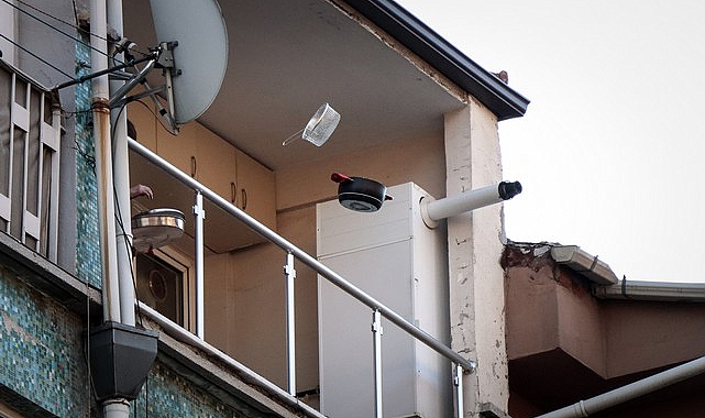 Bursa'da Sinir Krizi Geçiren Kadın Evindeki Eşyaları Sokağa Attı