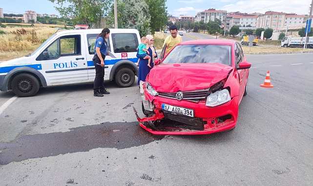 Hafif Ticari Araçla Otomobil Çarpıştı, 1 Yaralı