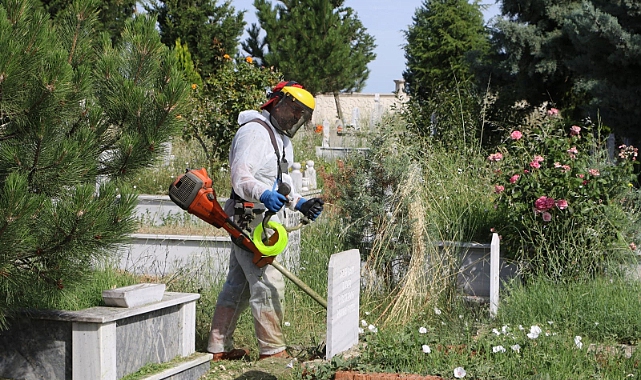 Mezarlıkta Temizlik Çalışmaları Başladı