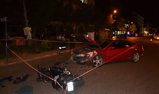 Motosiklet Otomobil Kafa Kafaya Çarpıştı, 1’i Ağır 2 Yaralı