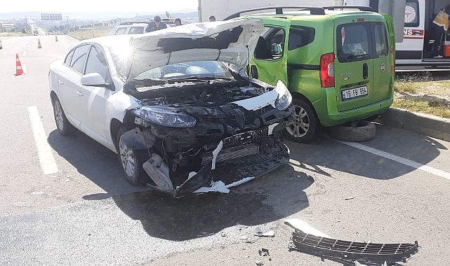 Otomobil ile Hafif Ticari Araç Çarpıştı 5 Yaralı