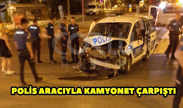Polis Aracıyla Kamyonet Çarpıştı