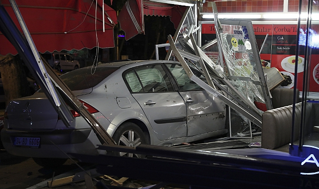Kadıköy’de Yoldan Çıkan Otomobil Büfeye Girdi