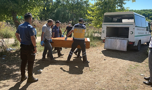 Nehirde Erkek Cesedi Bulundu