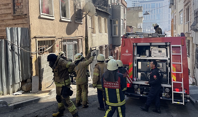 Şişli'de Metruk Bina Yandı