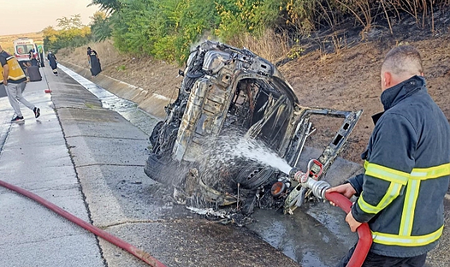 Bariyere Çarpan Otomobil Alev Aldı! 5 Kişi Yanmaktan Son Anda Kurtarıldı