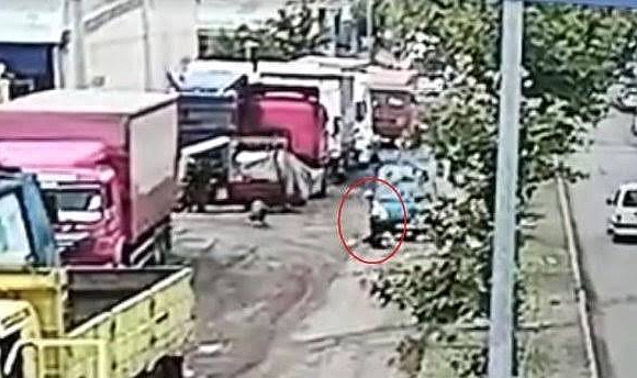 Köpekten Kaçan Çocuğa Araç Çarptı