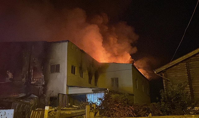 Alevler Geceyi Aydınlattı! Yatak Üretimi Yapan Tesiste Korkutan Yangın