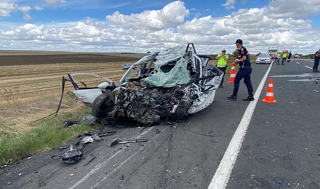 Tırla Otomobil Kafa Kafaya Çarpıştı, 1 Ölü 1 Yaralı