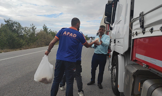 AFAD, Hamzabeyli Sınır Kapısı'nda Bekleyen Tır Sürücülerine Kumanya Dağıttı