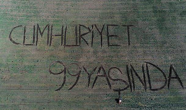Çiftçi Traktörüyle Tarlasına  "Cumhuriyet 99 Yaşında" Yazdı