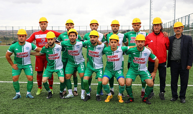 Futbolcular Maden İşçileri Anısına Sahaya Baretle Çıktı