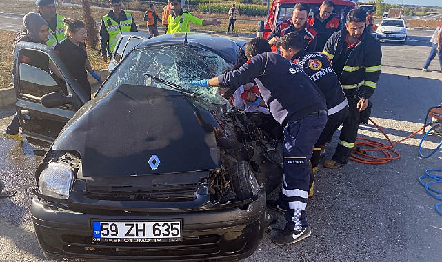 Otomobille Hafryat Kamyonu Çarpıştı, 3 Yaralı