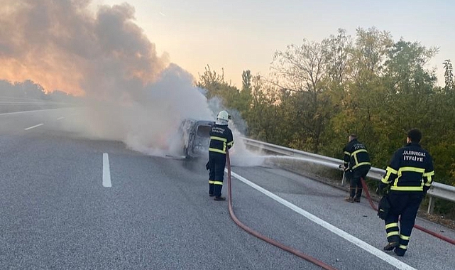 Seyir Halindeki Hafif Ticari Araç Yandı