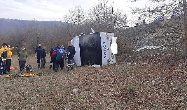 Bilecik'te Midibüs Tarlaya Devrdi, 8 Yaralı