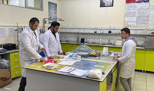 Çorlu'da Üniversite Öğrencileri Renk Değiştiren Kumaş Üretti