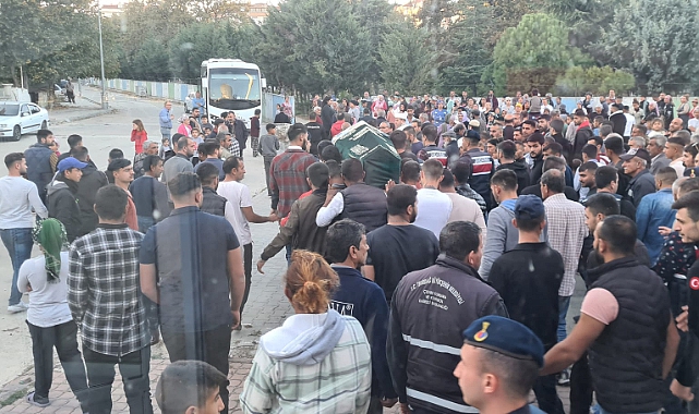 En Zor An! Feci Kazada Ölen Eşi ve Kızını Toprağa Verdi