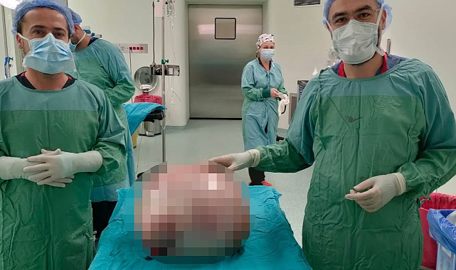 Hastanın Karnından 35 Kilogramlık Kitle Çıkarıldı