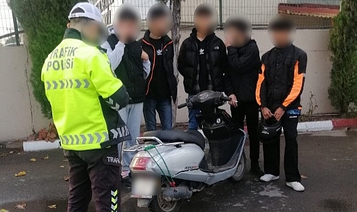 Kocaeli&#039;de Motosiklete 5 Kişi Bindi