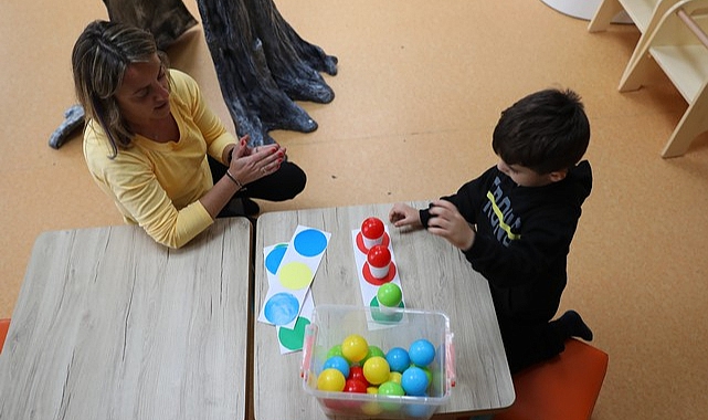 Özel Gereksinimli Çocuklara Bebek Kütüphanesinde Eğitim Veriliyor