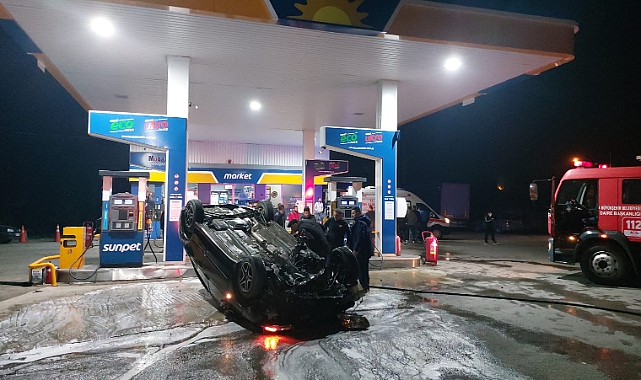 Sakarya'da Kaza Yapan Araç Akaryakıt İstasyonuna Daldı