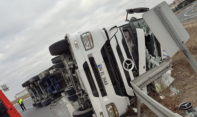 Virajı Alamayan Tır Devrildi, 1 Yaralı