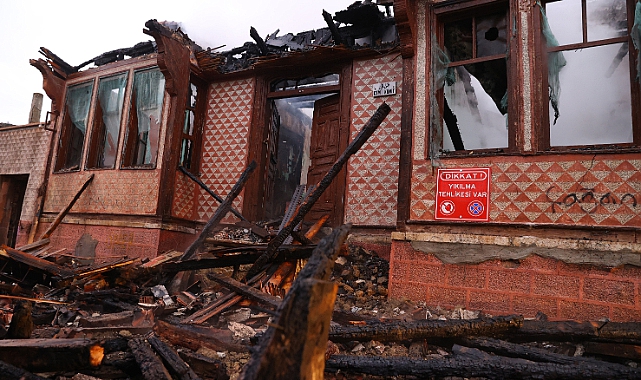 Yangında İki Katlı Ahşap Bina Kullanılamaz Hale Geldi