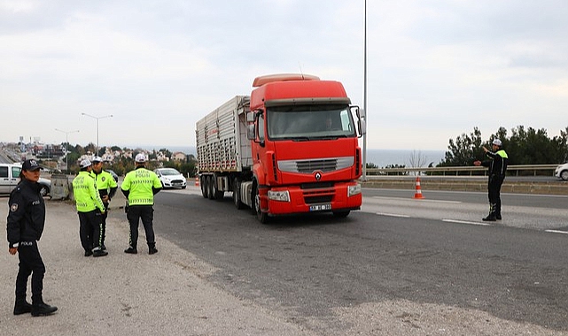 Yük Taşıyan Araçlar Denetlendi