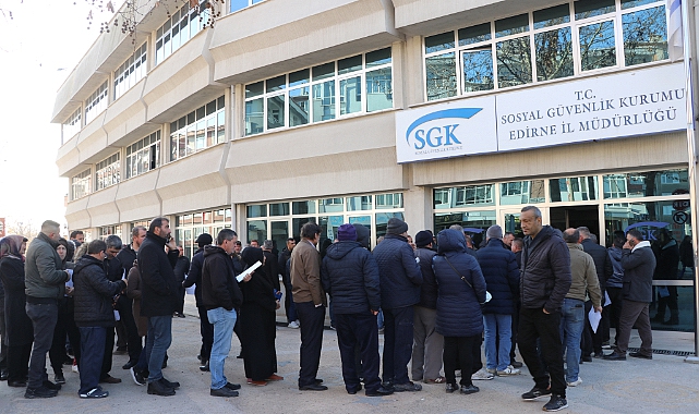 EYT'liler SGK Önünde Uzun Kuyruk Oluşturdu