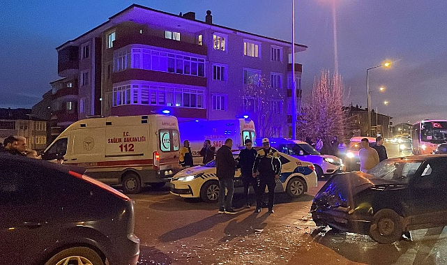 İki Otomobil Çarpıştı, 3 Yaralı
