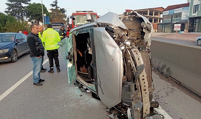 Kocaeli&#039;de Refüje Çarpan Otomobil Devrildi