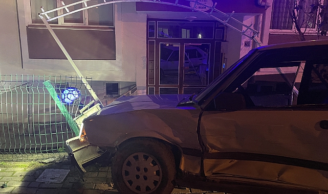 Polisten Kaçan Ehliyetsiz Sürücü Ekip Aracına Çarptı